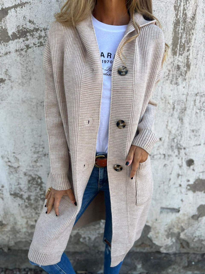 Merel lang gebreid vest met capuchon in beige, vooraanzicht met knopen