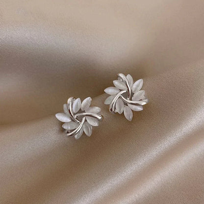 Elegante en Prachtige Ronde Opaal Bloemoorbellen in goud
