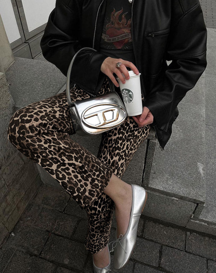 Anke | Flared Pants with Leopard Print