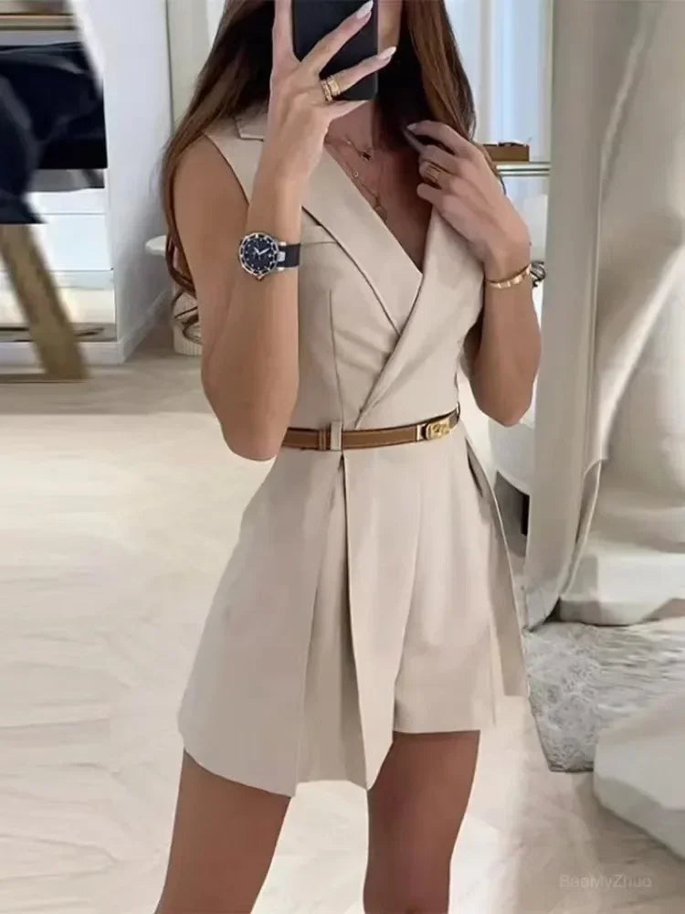 Combinaison cintrée pour femme avec design portefeuille et ceinture