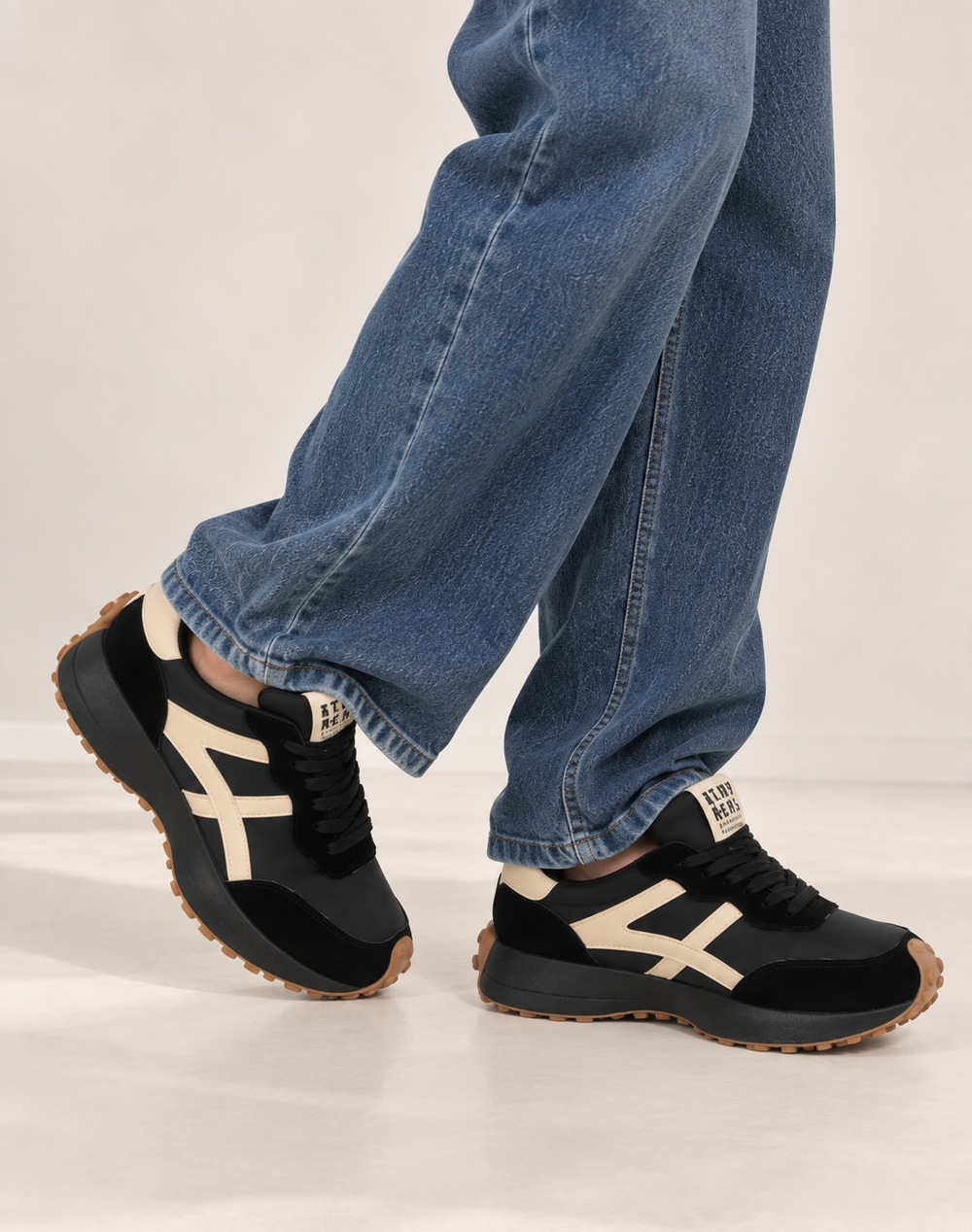 Lightweight Sneakers with Contrast Details and Laces for Women