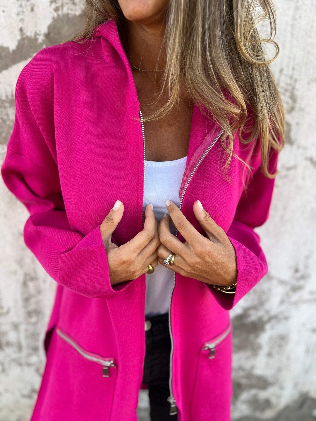Xandra fuchsia vest met ritszakken, close-up voorpand
