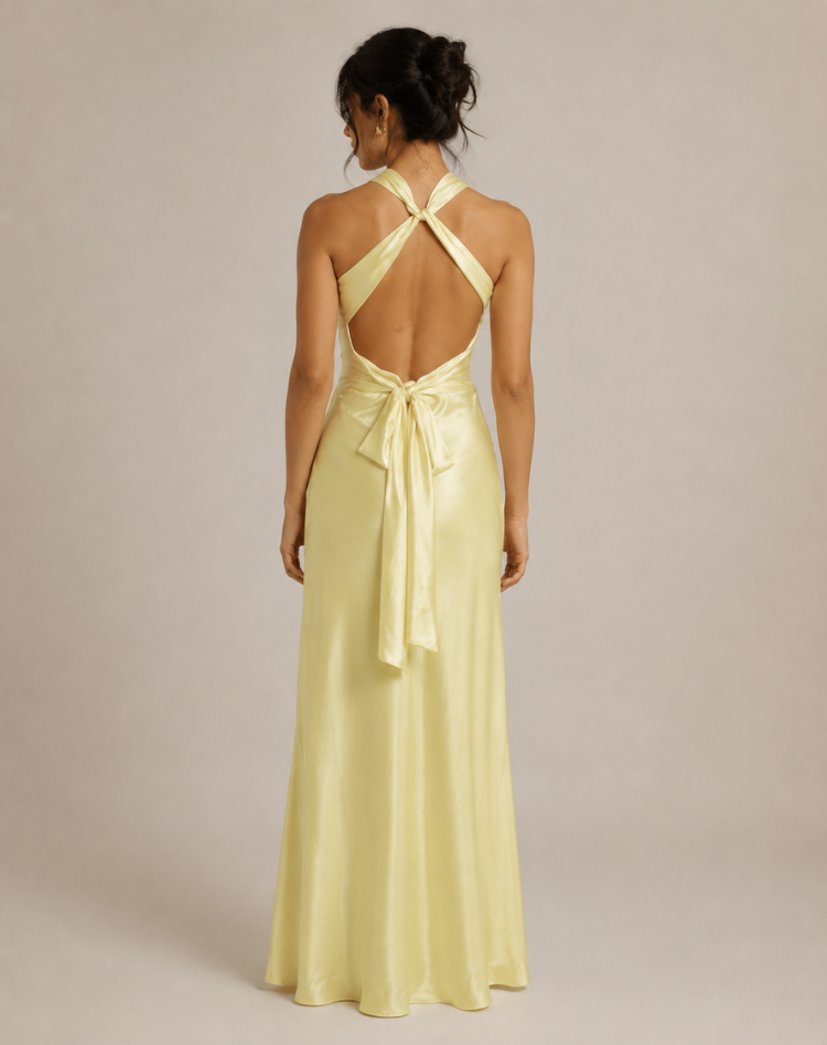 Luxe Dames Gele Satijnen Halter Maxi Jurk met Gedraaide Hals