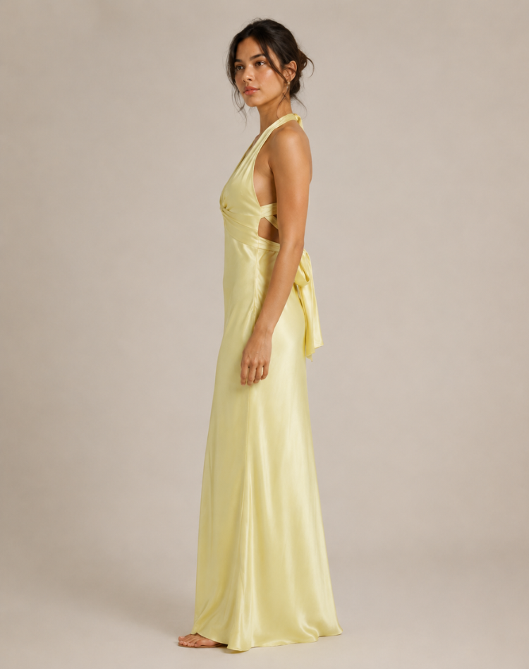 Luxe Dames Gele Satijnen Halter Maxi Jurk met Gedraaide Hals
