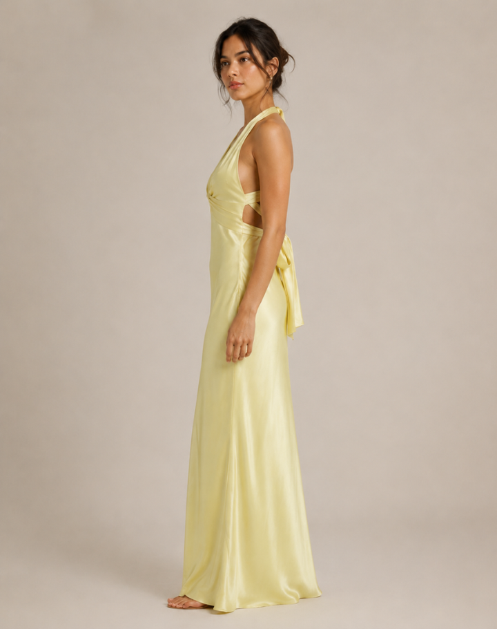 Luxe Dames Gele Satijnen Halter Maxi Jurk met Gedraaide Hals